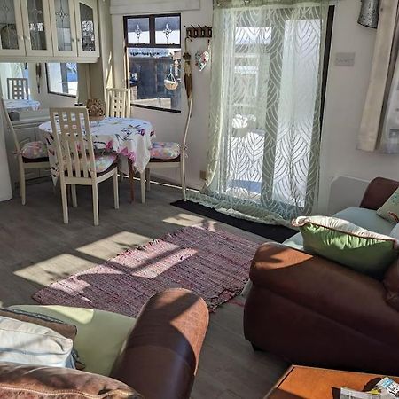 Ferny Roost Cabin. Wrexham Eksteriør billede